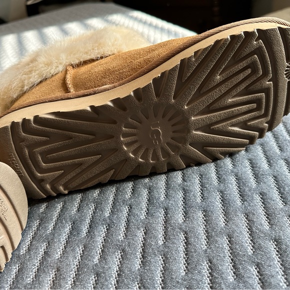 Size 8 women. Mini Ugg. worn twice. Excellent used condition - Picture 4 of 4